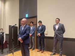 挨拶中の新入部会員の皆様