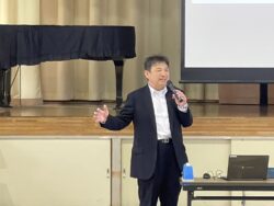 説明中の長岩三井化学株式会社市原工場総務部総務グループリーダー