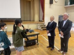 謝辞中の市原市立水の江小学校児童