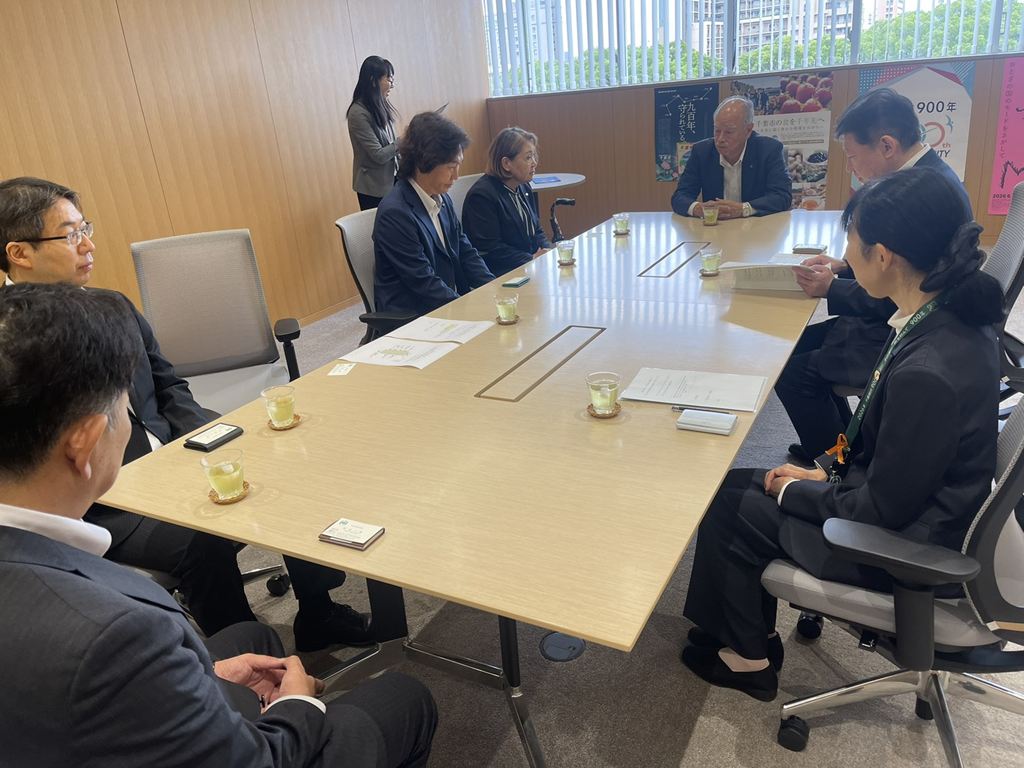 千葉市役所にて管内小学校教育現場支援品贈呈式風景 千葉市役所にて管内小学校教育現場支援品贈呈式風景