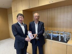 寄主 一般社団法人千葉南法人会長より那須千葉市副市長へ支援品贈呈