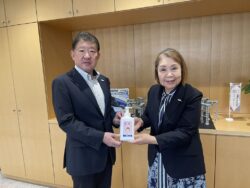 鈴木一般社団法人千葉南法人会副会長兼女性部会長より那須千葉市副市長へ支援品贈呈