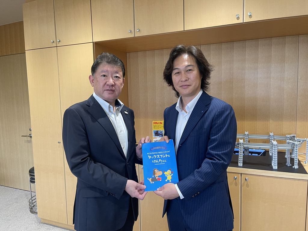 平田一般社団法人千葉南法人会青年部会長より那須千葉市副市長へ支援品贈呈 平田一般社団法人千葉南法人会青年部会長より那須千葉市副市長へ支援品贈呈