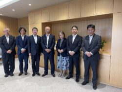 千葉市役所での小学校教育現場支援品贈呈風景