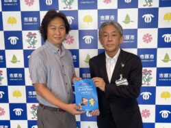 平田一般社団法人千葉南法人会青年部会長より藤谷市原市教育長へ支援品贈呈