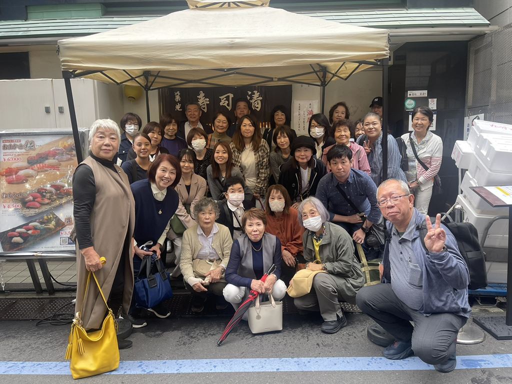昼食会場「寿司清新館」にて記念撮影 昼食会場「寿司清新館」にて記念撮影