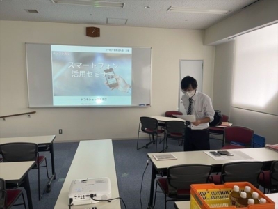 説明中の御園ドコモショップ市原店長 説明中の御園ドコモショップ市原店長