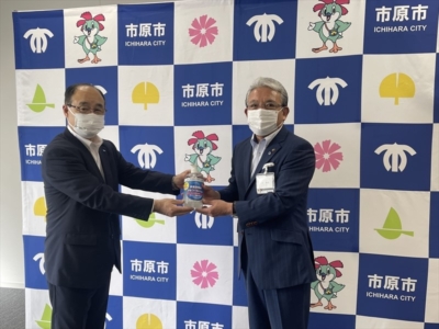 麻薙会長より小出市原市長へ支援品贈呈 麻薙会長より小出市原市長へ支援品贈呈