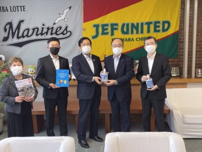 左から中村女性部会長、小河原青年部会長、神谷千葉市長、麻薙会長、根本千葉南税務署長 左から中村女性部会長、小河原青年部会長、神谷千葉市長、麻薙会長、根本千葉南税務署長