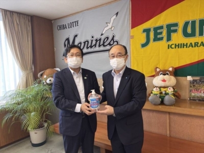 麻薙会長より神谷千葉市長へ支援品贈呈 麻薙会長より神谷千葉市長へ支援品贈呈