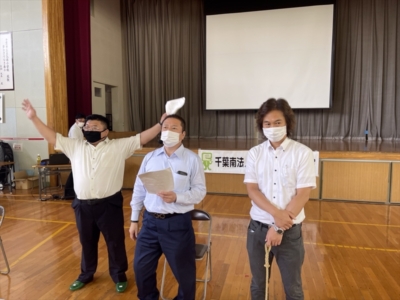 税金クイズ担当の鵜澤青年部会員(写真中央) 税金クイズ担当の鵜澤青年部会員(写真中央)