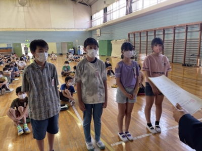 税金クイズで表彰された児童 税金クイズで表彰された児童