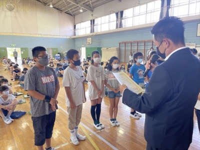 税金クイズで表彰された児童 税金クイズで表彰された児童