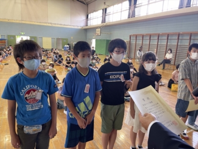 税金クイズで表彰された児童 税金クイズで表彰された児童