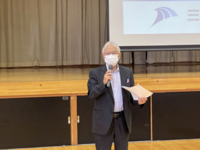 趣旨説明中の景山総務委員長 趣旨説明中の景山総務委員長