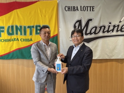 齋藤千葉南法人会青年部会長より神谷千葉市長へ小学校支援品贈呈 齋藤千葉南法人会青年部会長より神谷千葉市長へ小学校支援品贈呈