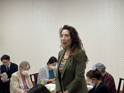 懇談会質問中の飯島千葉南間税会女性部会幹事 懇談会質問中の飯島千葉南間税会女性部会幹事