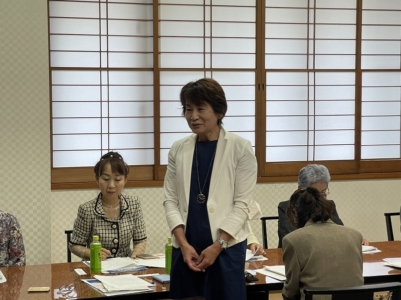懇談会質問中の佐川千葉南法人会女性部会副部会長 懇談会質問中の佐川千葉南法人会女性部会副部会長
