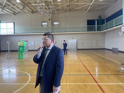 第三テーマ税金クイズ出題中の時田千葉南法人会青年部会員 第三テーマ税金クイズ出題中の時田千葉南法人会青年部会員