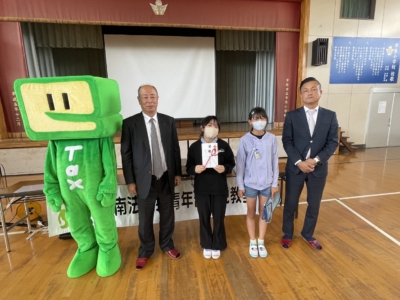 千葉南法人会より市原市立市原小学校への「青少年育成図書」目録贈呈 千葉南法人会より市原市立市原小学校への「青少年育成図書」目録贈呈