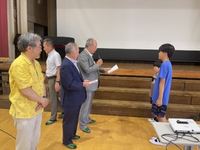 千葉南法人会から市原市立白金小学校へ青少年育成支援品贈呈式 千葉南法人会から市原市立白金小学校へ青少年育成支援品贈呈式