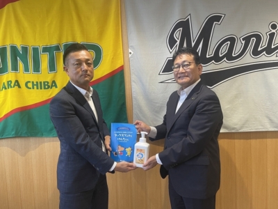 齋藤千葉南法人会青年部会長より神谷千葉市長へ学校支援品贈呈 齋藤千葉南法人会青年部会長より神谷千葉市長へ学校支援品贈呈
