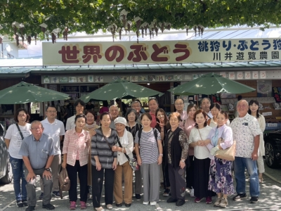 参加者全員で記念撮影(山梨県 川井遊覧農園にて) 参加者全員で記念撮影(山梨県 川井遊覧農園にて)