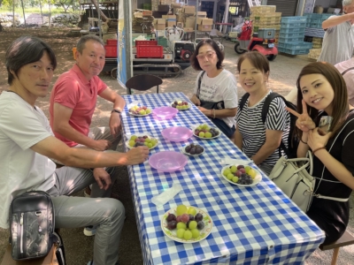 旬のぶどうを堪能中の皆様 旬のぶどうを堪能中の皆様