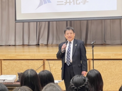 説明中の長岩三井化学株式会社市原工場総務部総務グループリーダー 説明中の長岩三井化学株式会社市原工場総務部総務グループリーダー