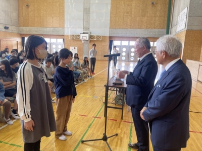 一般社団法人千葉南法人会から千葉市立おゆみ野南小学校へ青少年育成支援品贈呈式風景 一般社団法人千葉南法人会から千葉市立おゆみ野南小学校へ青少年育成支援品贈呈式風景