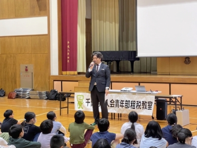 第二テーマ説明中の松尾一般社団法人千葉南法人会青年部会員 第二テーマ説明中の松尾一般社団法人千葉南法人会青年部会員