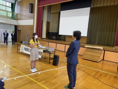謝辞中の市原市立牧園小学校児童代表 謝辞中の市原市立牧園小学校児童代表