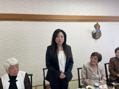 女性部会新入部会員の有限会社綿文ストアー 加藤 晃子氏挨拶 女性部会新入部会員の有限会社綿文ストアー 加藤 晃子氏挨拶