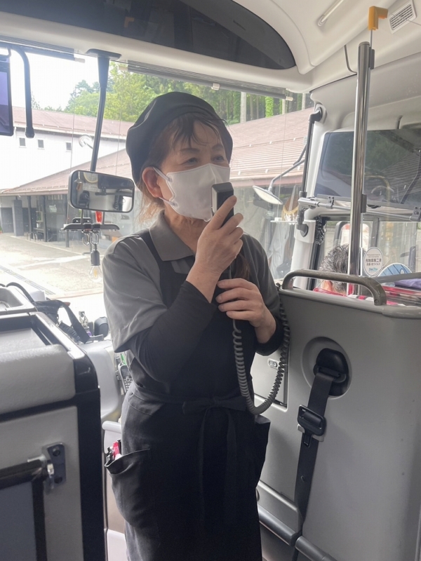 笹一酒造説明中の職員 笹一酒造説明中の職員