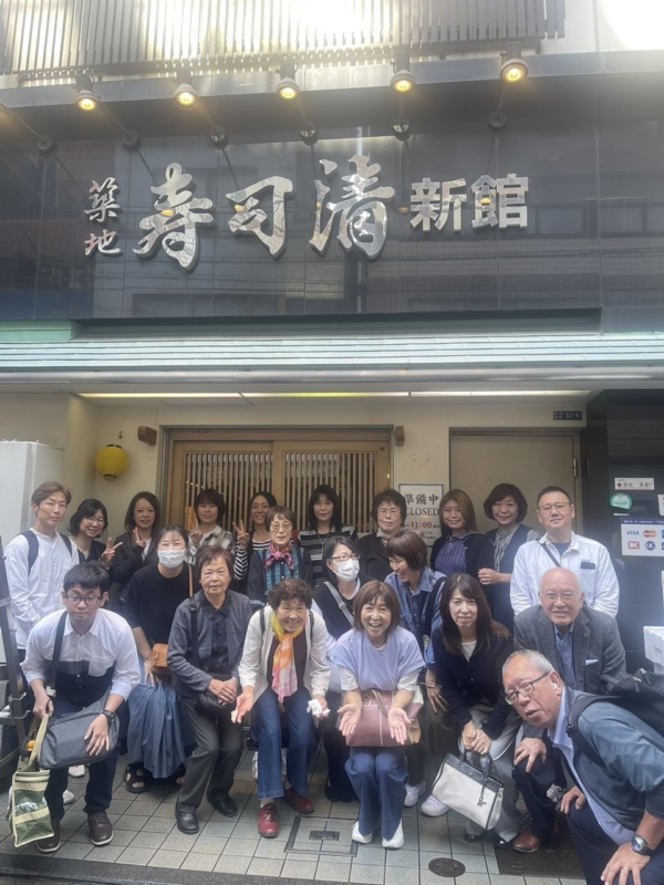 築地 寿司清新館前にて記念撮影 築地 寿司清新館前にて記念撮影